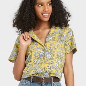 Universal Thread Yellow Short Sleeve Shirt Medium